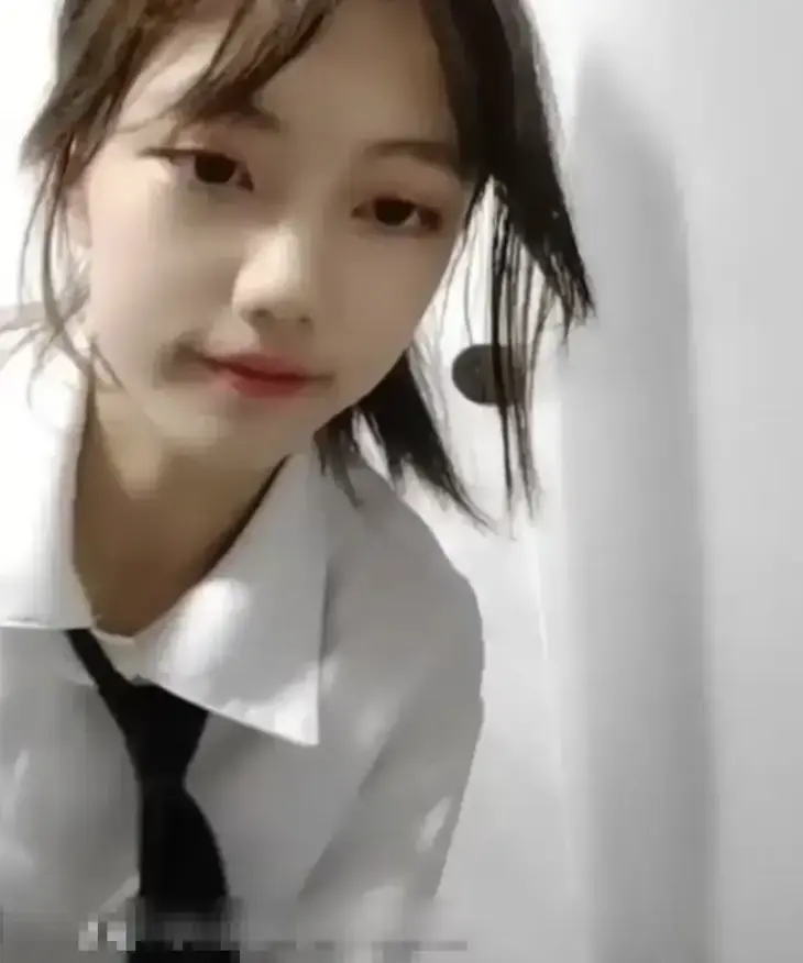 《贺子涵》直播意外真实记录-妈妈突袭引发贺子涵全程高能反转-完整版贺子涵云端极速共享-纯净视听沉浸体验