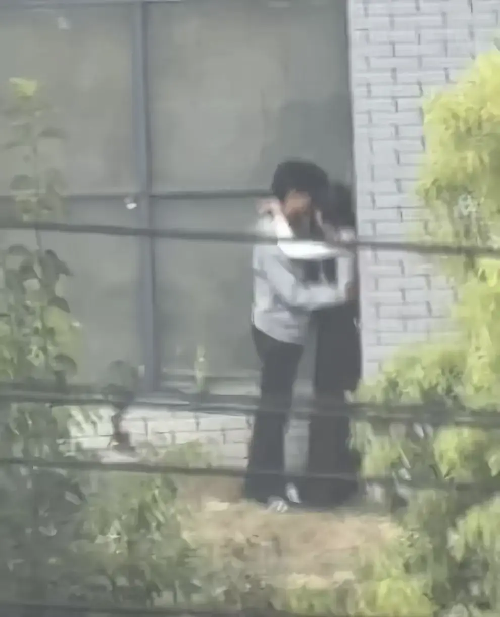 《蚌埠职教园情侣野外视频》资源下载-原生态高清完整版免费看-蚌埠职教园情侣野外视频全网热议