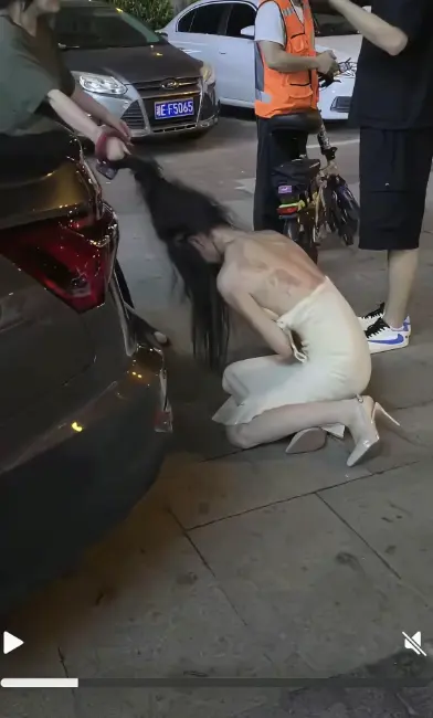 《白裙女子被抓头发跳河》事件一分钟到十分钟全记录-白裙女子被抓头发跳河后续完整版-高清无删减在线播放不收一分钱