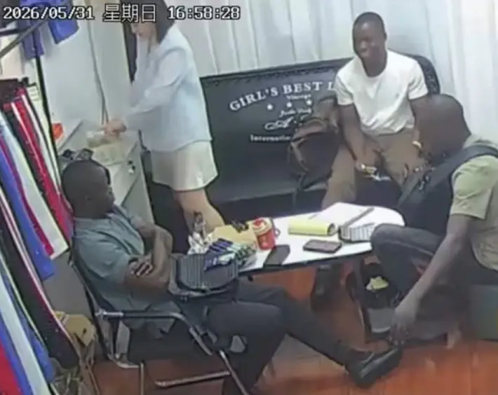 《三个黑人买衣服》八分钟无删减监控视频 - 老板娘全程应对三黑人完整版 - 《三个黑人买衣服》HD高清画质免费在线观看